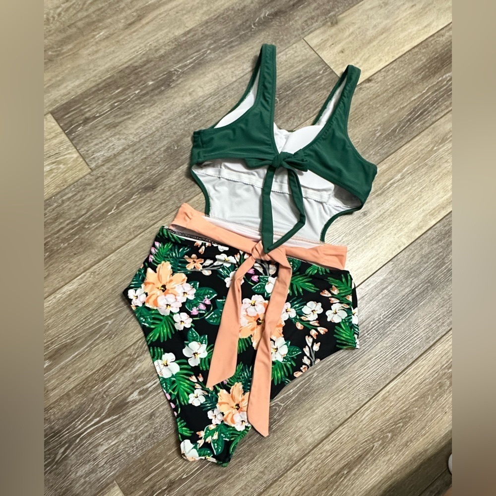 #4) 🏝️ Cupshe  one piece multi color swimsuit. Excellent condition.